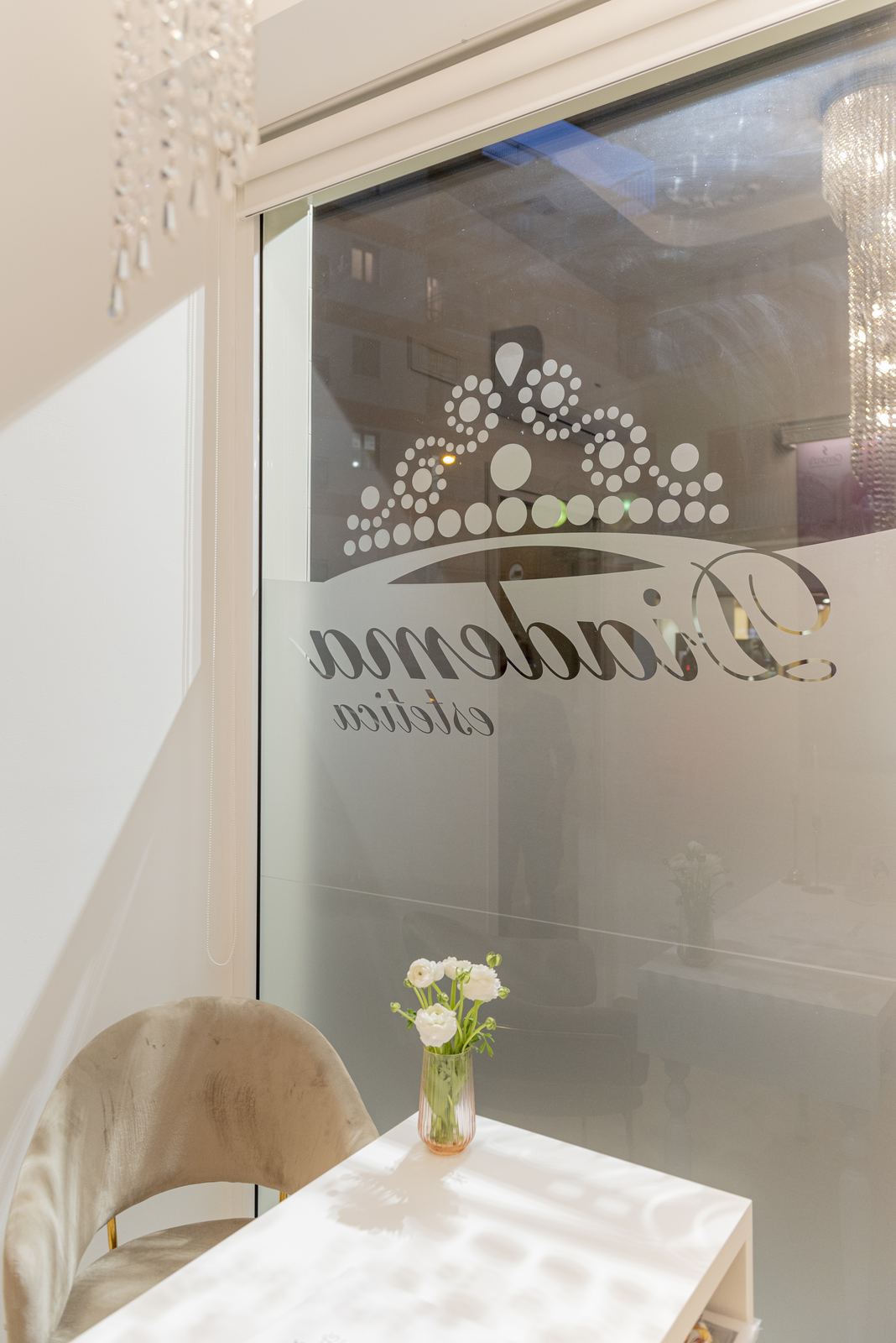 Luce naturale e dettagli dell’ingresso di Diadema